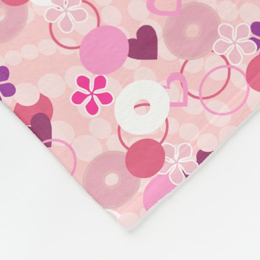 Pearls, Flowers, & Pink Fleecedecke (Ecke)