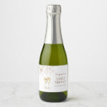 Pearls Mini Sparkling Weinkarte Schaumweinetikett<br><div class="desc">Erhöhen Sie Ihre Feier mit unseren Pearls Mini Sparkling Wine Labels. Diese Kollektion besticht durch zeitlose Eleganz, mit zarter Wasserfarbe, schicker Creme und hellen Blumen, die mit hübschen Perlen und vergoldeten Champagnergläsern verziert sind. Diese Kollektion ist perfekt für einen Brunch mit Champagner und Set den Ton für eine unvergessliche Ansammlung...</div>