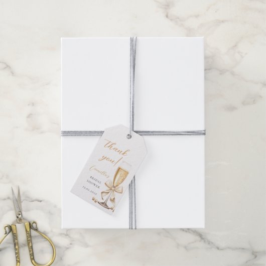 Pearls & Prosecco Bow Brautparty Geschenkanhänger (Mit Garn)