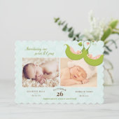 Peas in a Pod Twin Girls 2 Bilder Geburtserklärung Einladung (Stehend Vorderseite)