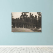 Pebble Beach, CA - Lodge in the Fira by the Sea Leinwanddruck (Insitu (Holzboden))