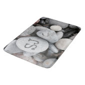 Pebble Beach Monogram Nature Foto Badematte (Schrägansicht)
