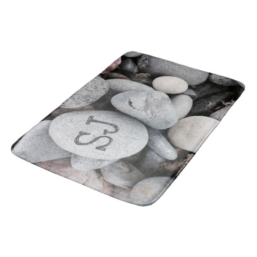 Pebble Beach Monogram Nature Foto Badematte (Schrägansicht)