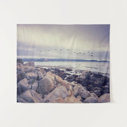 Pebble Beach Tranquil Rocky Shoreline Wandteppich (Vorderseite (Horizontal))