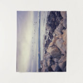 Pebble Beach Tranquil Rocky Shoreline Wandteppich (Vorderseite)