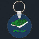 Pedal Boat Grün, Weiß, Blau Personalisiert Schlüsselanhänger<br><div class="desc">Fügen Sie einen Namen hinzu,  um einen personalisierten Schlüsselanhänger für die Fans des Tretbootsports zu erstellen. Dieser marineblaue Schlüsselanhänger zeigt ein Tretboot in Grün und Weiß mit einem Namen unten in grüner Schrift.</div>