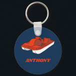 Pedal Boat Red, White Blue Personalisiert Schlüsselanhänger<br><div class="desc">Fügen Sie einen Namen hinzu,  um einen personalisierten Schlüsselanhänger für die Fans des Tretbootsports zu erstellen. Dieser marineblaue Schlüsselanhänger zeigt ein Pedalboot in hellrot und weiß mit einem Namen unten in leuchtend roten Buchstaben.</div>