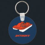 Pedal Boat Red, White Blue Personalisiert Schlüsselanhänger<br><div class="desc">Fügen Sie einen Namen hinzu,  um einen personalisierten Schlüsselanhänger für die Fans des Tretbootsports zu erstellen. Dieser marineblaue Schlüsselanhänger zeigt ein Pedalboot in hellrot und weiß mit einem Namen unten in leuchtend roten Buchstaben.</div>