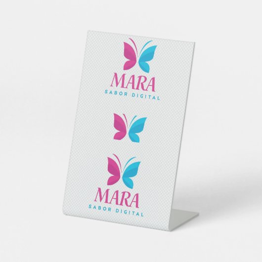 Pedestal MARA – Edición Sabor Digital Sockelschild (Vorderseite)