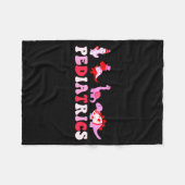 Pediatric Nurse Peds Nursing Cute Dinosaurs Valent Fleecedecke (Vorderseite (Horizontal))