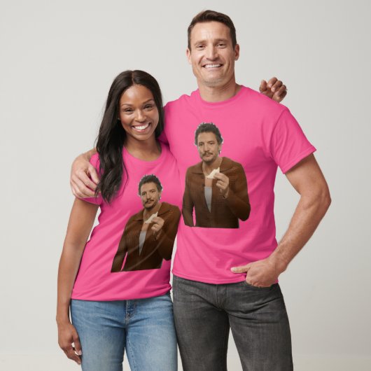 Pedro Pascal isst ein Sandwich.. T-Shirt (Unisex)