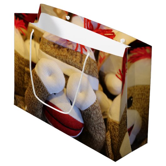 Peekaboo-Socken-Affe Große Geschenktüte (Vorderseite Schrägansicht)
