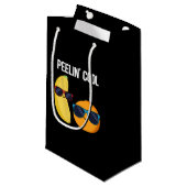Peelin Cool Funny Fruit Pun Dark BG Kleine Geschenktüte (Vorderseite Schrägansicht)