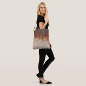 Peeling Farbe, rostige Wandstruktur. Tasche (Am Model)