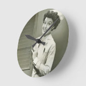 Peeping Nurse Runde Wanduhr (Winkel)