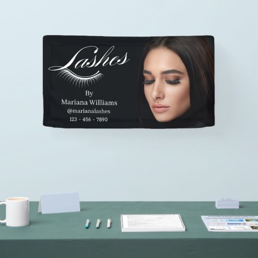 Peitschen, modernes Schönheitssalon mit schwarzem  Banner (Messe)