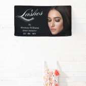 Peitschen, modernes Schönheitssalon mit schwarzem Banner (InSitu)