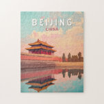 Peking China Illustration Reisen Kunst Vintag Puzzle<br><div class="desc">Peking Retro Vektor Reise Design. Peking,  die Hauptstadt der China,  ist eine Stadt reich an kaiserlicher Geschichte,  moderner Innovation und kultureller Tiefe. Zuhause zu ikonischen Sehenswürdigkeiten wie der Verbotenen Stadt,  der Großen Mauer und dem Tiananmen Platz.</div>