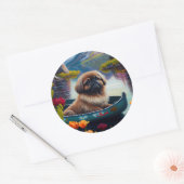 Pekingese auf dem Paddle: Ein Landschaftliches Abe Runder Aufkleber (Umschlag)