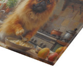 Pekingese Cooking in Kitchen Schneidebrett (Ecke)