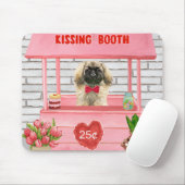 Pekingese Dog Valentine's Day Kissing Booth Mousepad (Mit Mouse)