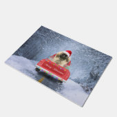 Pekingese Hund im Schnee sitzend im Weihnachtswage Fußmatte (Schrägansicht)