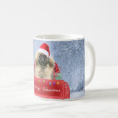 Pekingese Hund im Schnee sitzend im Weihnachtswage Kaffeetasse (VorderseiteRechts)