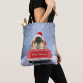 Pekingese Hund im Schnee sitzend im Weihnachtswage Tasche (Von Nahem)