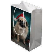 Pekingese Hund im Schnee Weihnachten Mittlere Geschenktüte (Rückseite Schrägansicht)