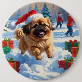 Pekingese Hund läuft im Schnee mit Weihnachtshut Button (Vorderseite)