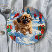 Pekingese Hund läuft im Schnee mit Weihnachtshut Button (Beispiel)