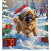 Pekingese Hund läuft im Schnee mit Weihnachtshut Duschvorhang (Vorderseite)