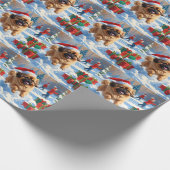 Pekingese Hund läuft im Schnee mit Weihnachtshut Geschenkpapier (Ecke)