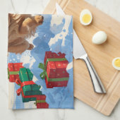 Pekingese Hund läuft im Schnee mit Weihnachtshut Geschirrtuch (Viertel Falte)