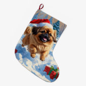 Pekingese Hund läuft im Schnee mit Weihnachtshut Großer Weihnachtsstrumpf (Vorderansicht (hängend))