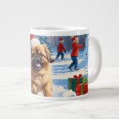 Pekingese Hund läuft im Schnee mit Weihnachtshut Jumbo-Tasse (Vorderseite Rechts)