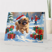 Pekingese Hund läuft im Schnee mit Weihnachtshut Karte (Vorderseite)