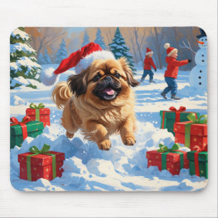 Pekingese Hund läuft im Schnee mit Weihnachtshut Mousepad
