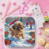 Pekingese Hund läuft im Schnee mit Weihnachtshut Pappteller (Party)