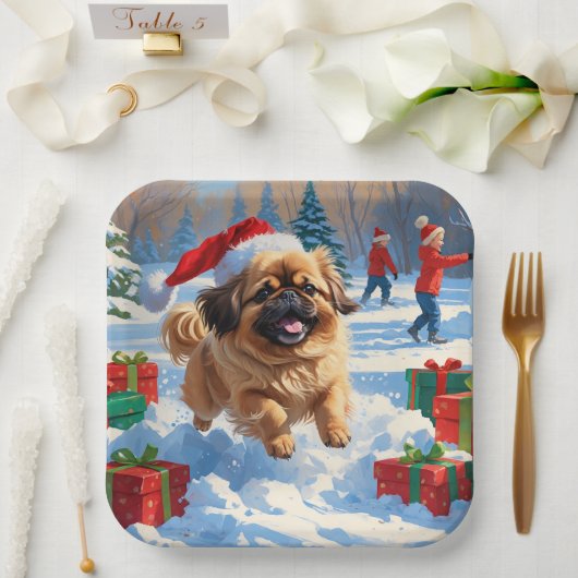 Pekingese Hund läuft im Schnee mit Weihnachtshut Pappteller (Hochzeit)
