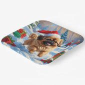 Pekingese Hund läuft im Schnee mit Weihnachtshut Pappteller (Gewinkelt)
