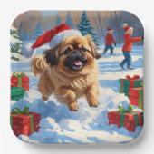 Pekingese Hund läuft im Schnee mit Weihnachtshut Pappteller (Vorderseite)