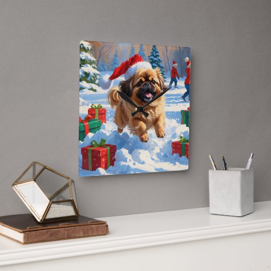 Pekingese Hund läuft im Schnee mit Weihnachtshut Quadratische Wanduhr (Büro)