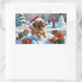 Pekingese Hund läuft im Schnee mit Weihnachtshut Rechteckiger Aufkleber (Tasche)