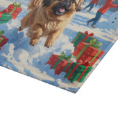 Pekingese Hund läuft im Schnee mit Weihnachtshut Schneidebrett (Ecke)