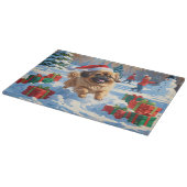 Pekingese Hund läuft im Schnee mit Weihnachtshut Schneidebrett (Ecke)