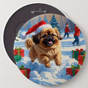 Pekingese-Hund läuft im Schnee mit Weihnachtsmütze Button