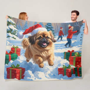 Pekingese-Hund läuft im Schnee mit Weihnachtsmütze Fleecedecke