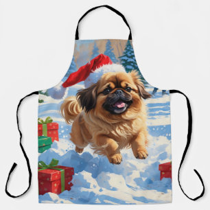 Pekingese Hund läuft im Schnee mit Weihnachtsmütze Schürze