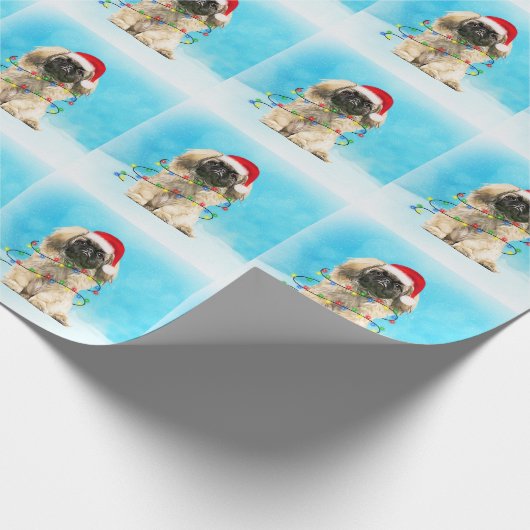 Pekingese Hund sitzend am Strand Weihnachtshut Geschenkpapier (Ecke)